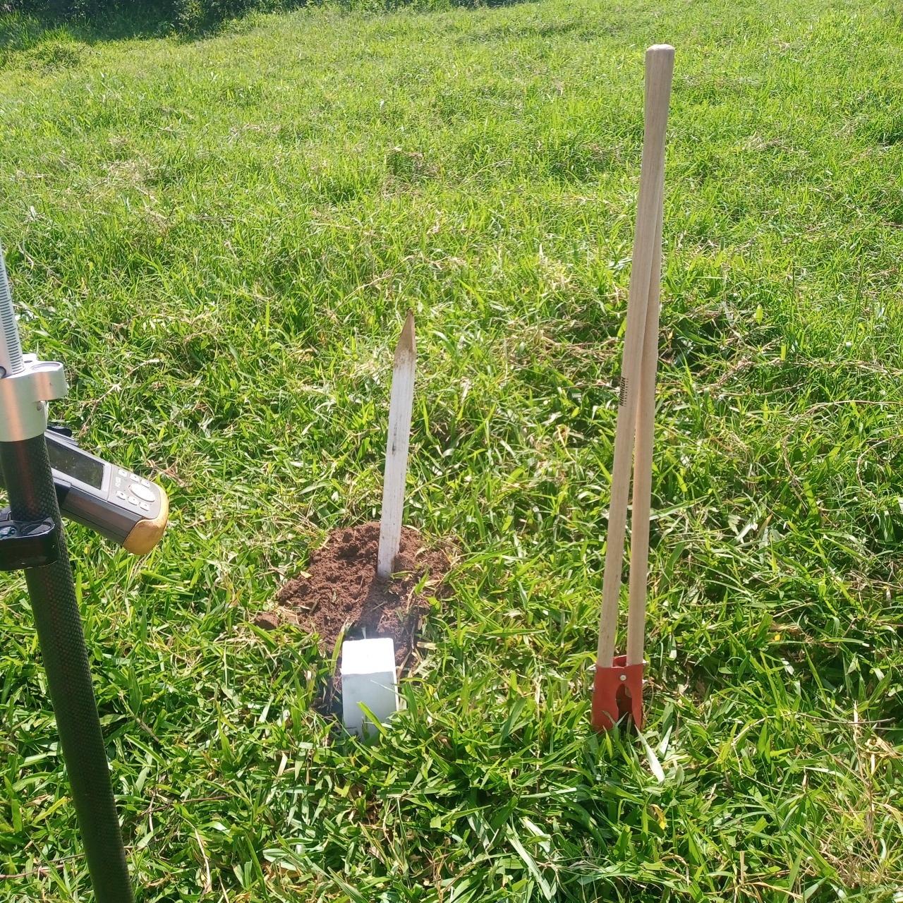 Profissional realizando georreferenciamento rural