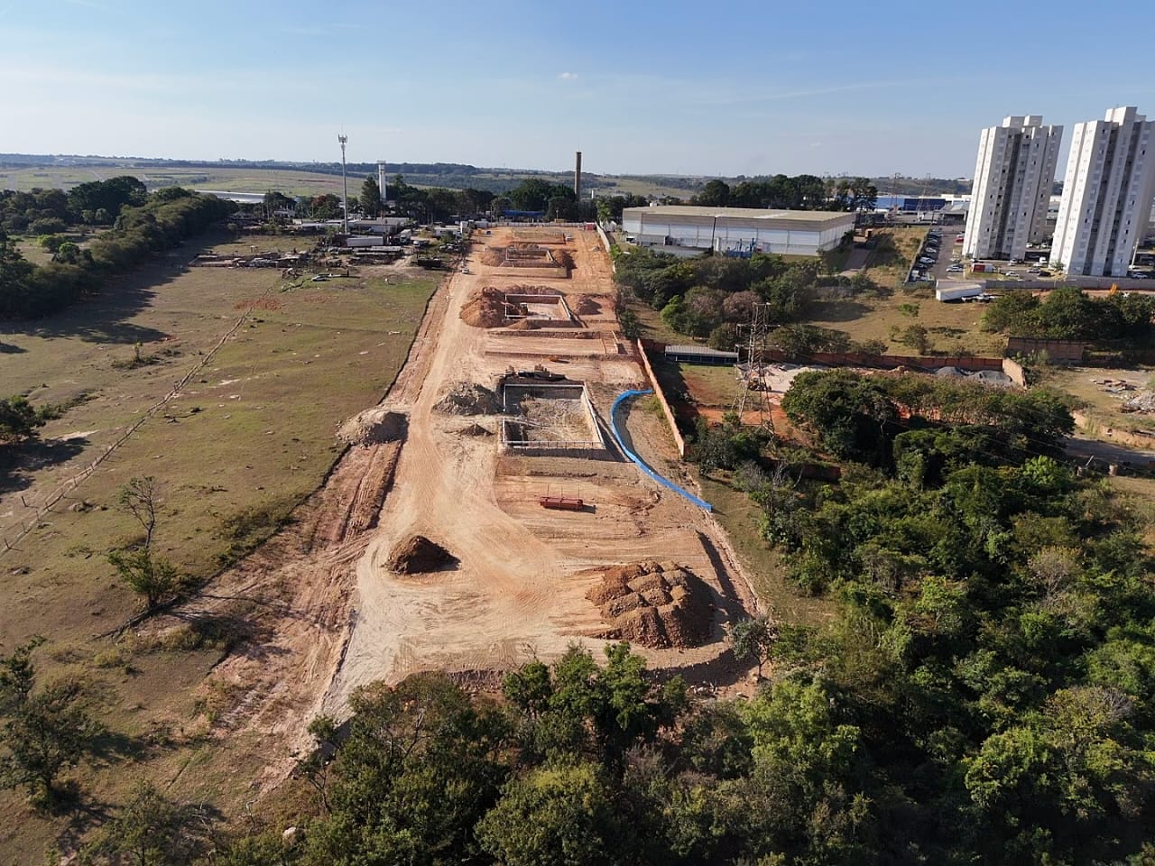 Profissional realizando georreferenciamento rural